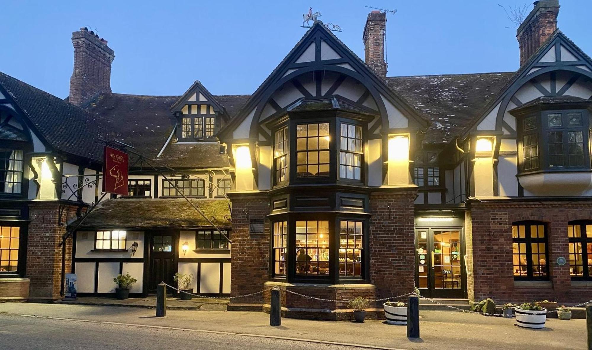 The Talbot And Apartment Iwerne Minster Buitenkant foto